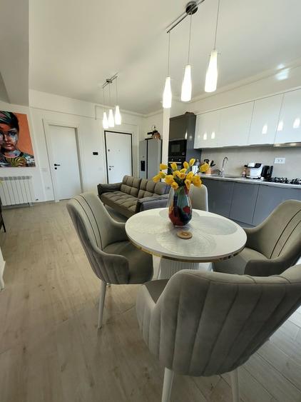 Apartament cu 3 camere semidecomandat în Central