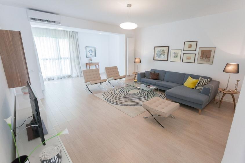 Apartament cu 3 camere decomandat, mobilat în P-ța Victoriei