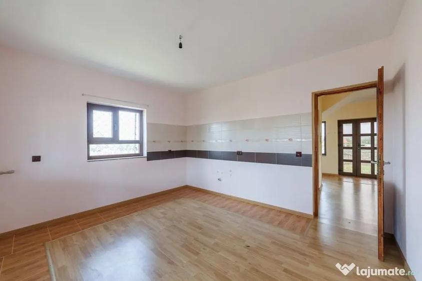 Casă cu 4 camere cu Teren 705 Mp în Central