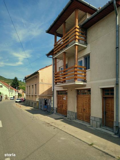 Casă cu 5 camere cu Teren 100 Mp în Central