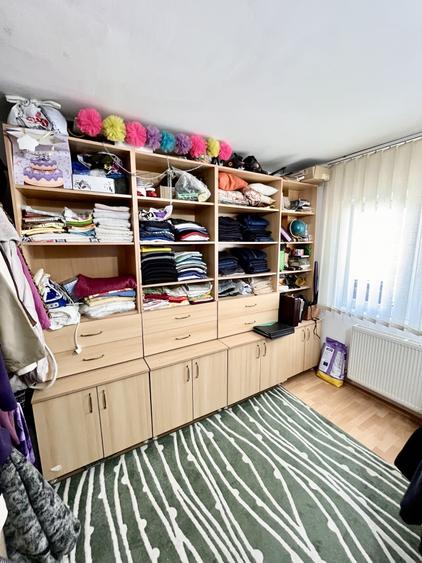 Apartament cu 4 camere semidecomandat, mobilat în Valea Aurie