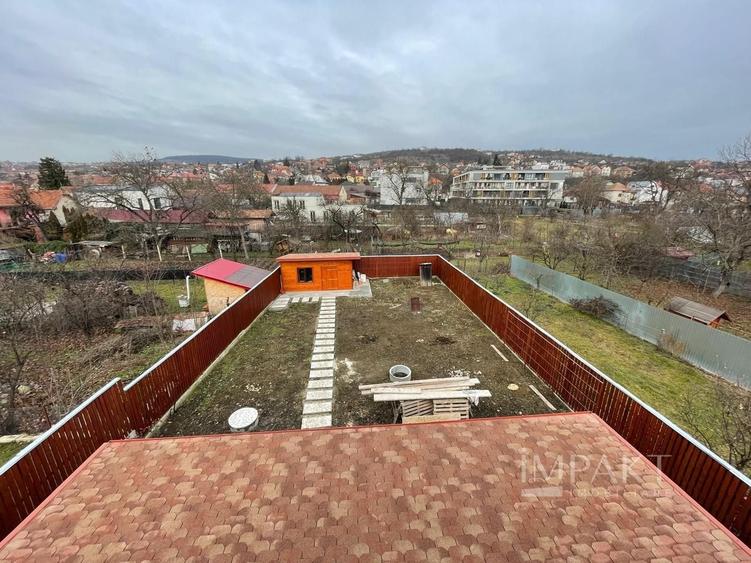 Casă individuală cu 7 camere decomandat cu Canalizare în Iris