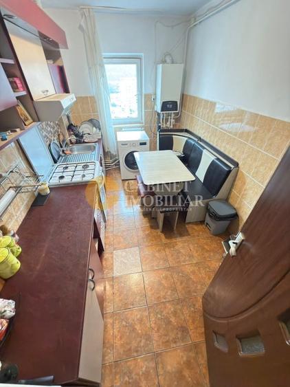 Apartament cu 4 camere decomandat, mobilat în Nicolina