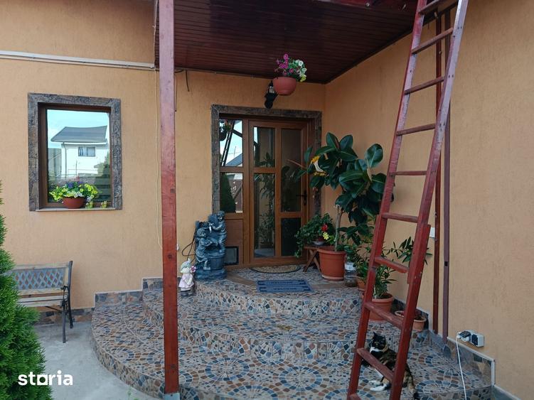 Casă cu 8 camere cu Teren 500 Mp în Cazasu