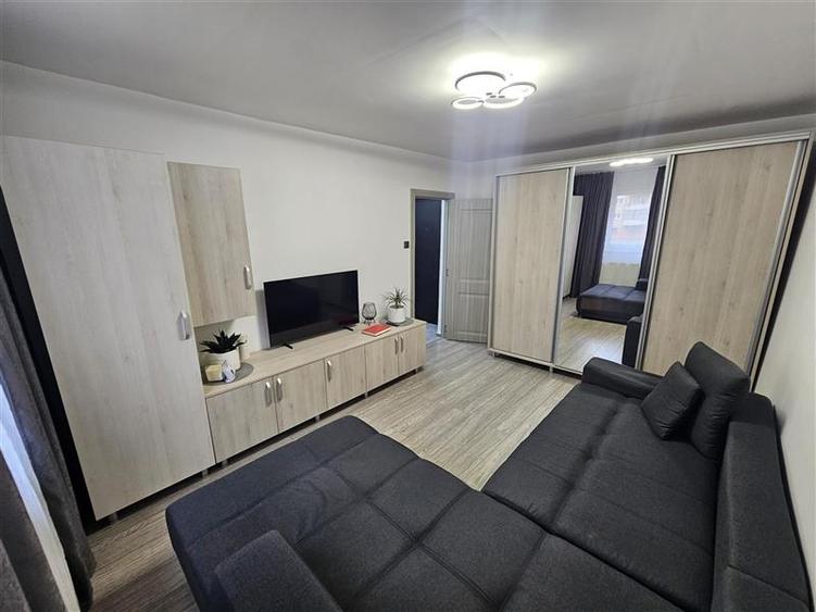 Resita, Garsoniera, Renovata, Mobilata+Utilata, Et. 2, Micro 4 - 5