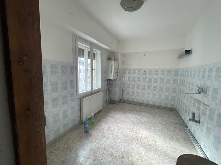 Comision 0 - Apartament 3 Camere, Ultracentral, Str. Ardealului Caransebes - 2