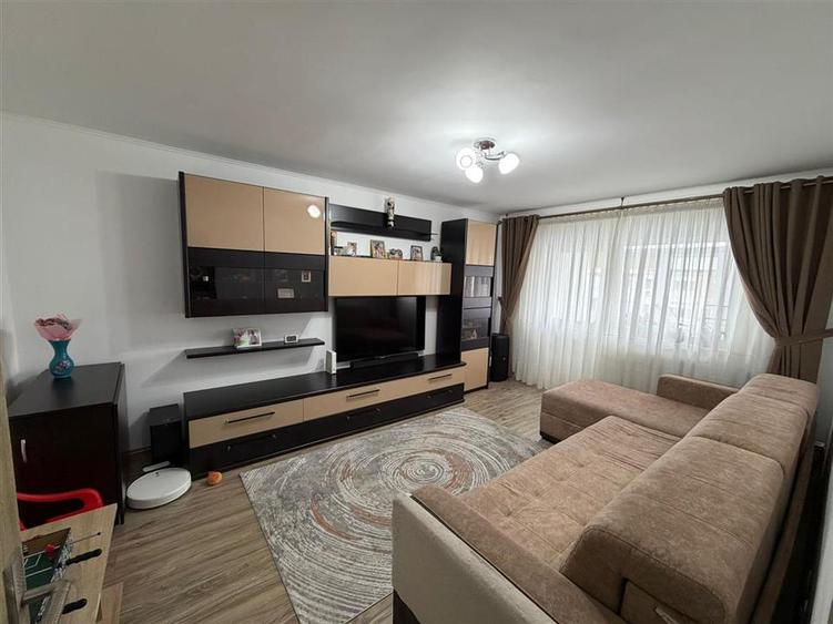 Apartament 2 camere, hol patrat, logie + balcon, mobilat si utilat - 1