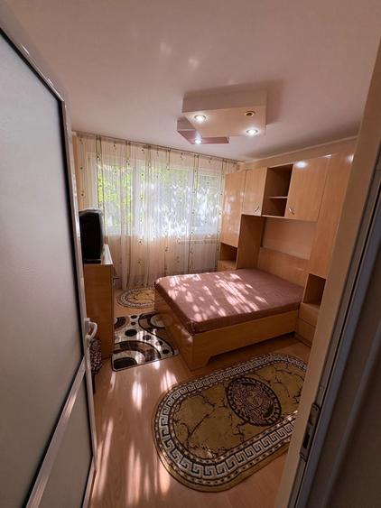 Apartament cu 3 camere semidecomandat în Exterior Vest