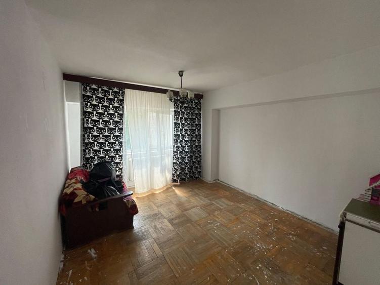 Apartament cu 3 camere decomandat în Nicolina