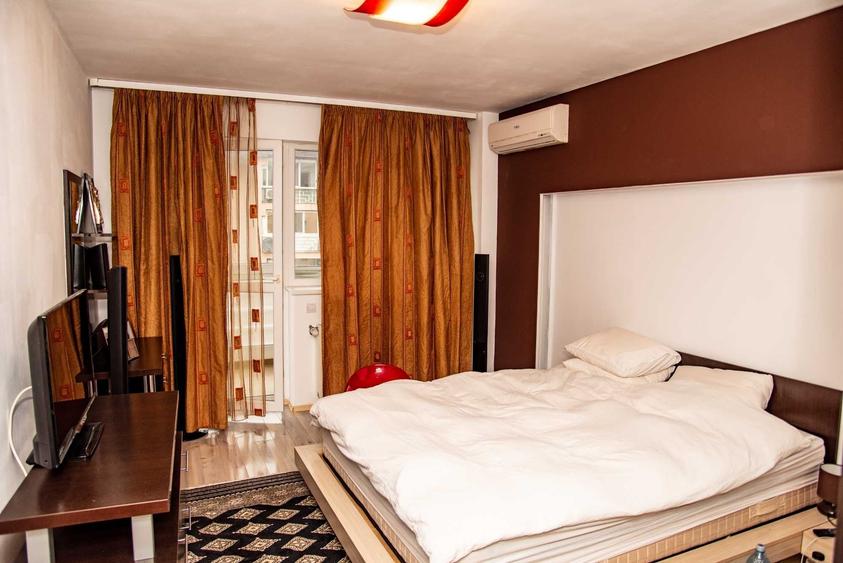 Apartament cu 3 camere decomandat în Vitan