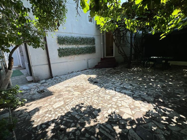Casă individuală cu 8 camere cu Canalizare în Vatra Luminoasă