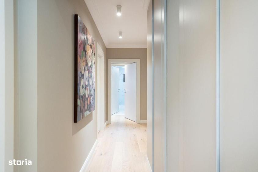 Apartament cu 4 camere decomandat în P-ța Victoriei