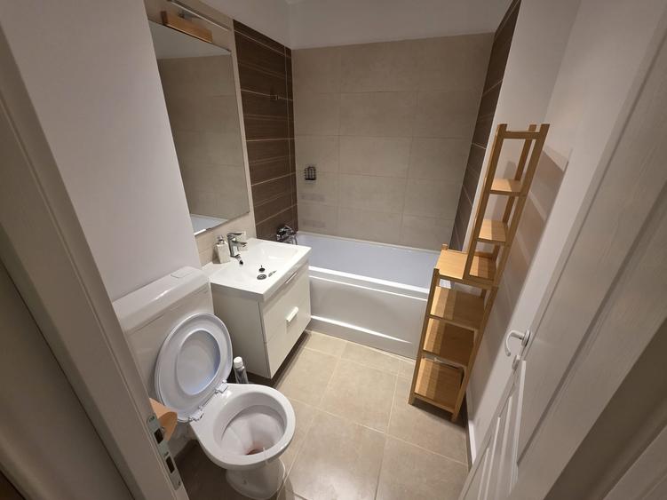 Apartament cu 3 camere semidecomandat în Balta Albă