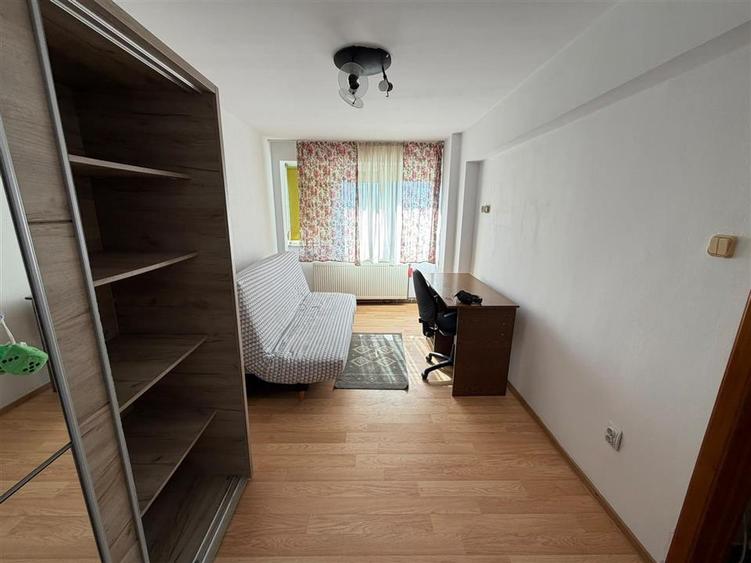 Apartament cu 3 camere decomandat, mobilat în Central