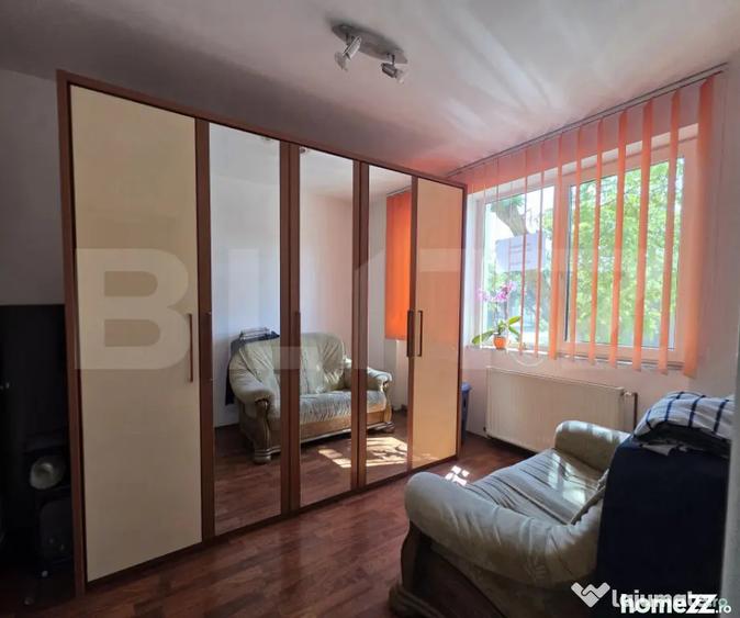 Apartament cu 3 camere decomandat în Botizului