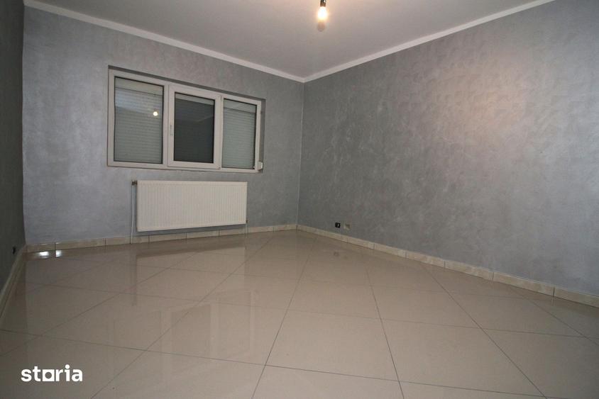Apartament cu 3 camere decomandat în Est