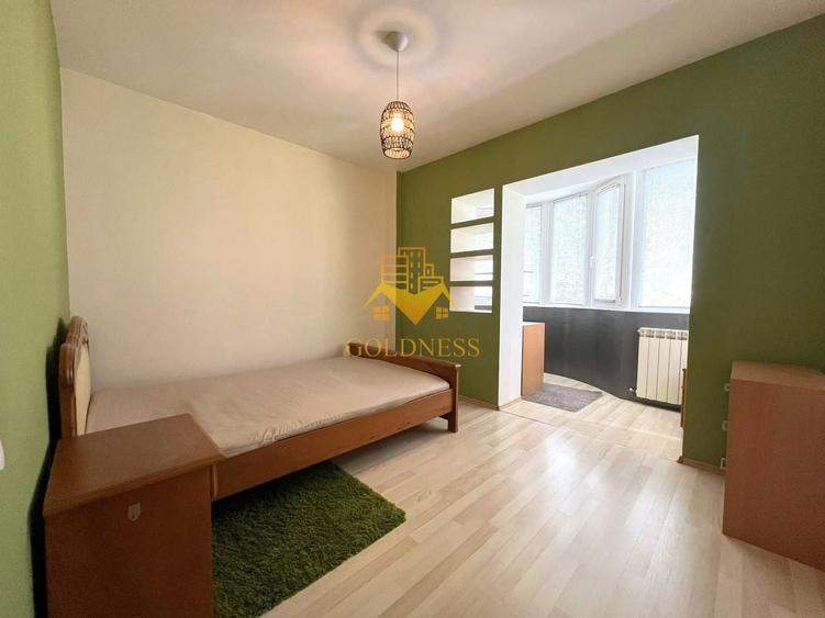 Apartament cu 3 camere semidecomandat, mobilat în Plopilor