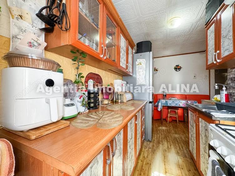Apartament cu 3 camere semidecomandat în Gojdu