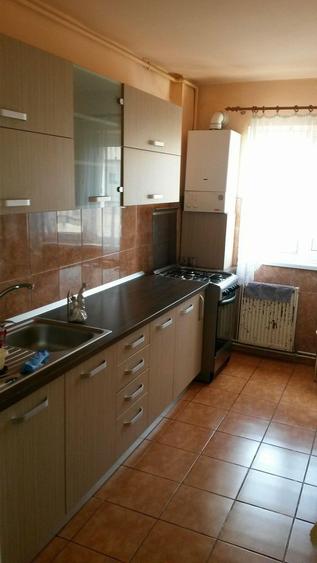 Inchiriez apartament 3 camere - 4