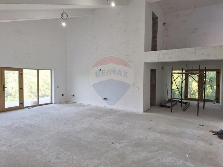 Casă / Vilă la gri aproape gata sa devina " acasa" ! - 4