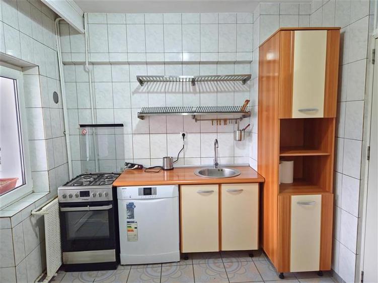 DE INCHIRIAT - 3 CAMERE, CENTRAL, BLOC CU LIFT - 3