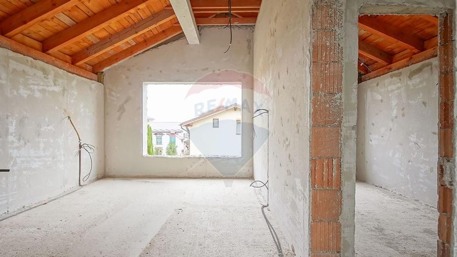 Casa spatioasa la gri, 4 camere, 3 bai, teren 500 mp - zona Bartolomeu - 25