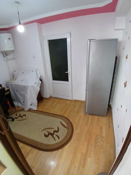 Garsoniera de vanzare slatina .allea macului etaj 3 , dormitor mobilat , dispune de aer conditionat se vinde cu tot ce se vede in poze - 2