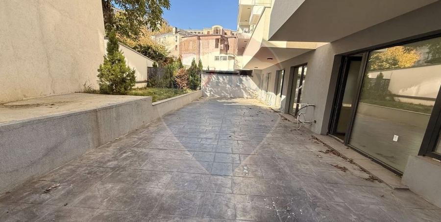 Vanzare Apartament 4 cu camere cu curte / loc parcare/ ultracentral - 5