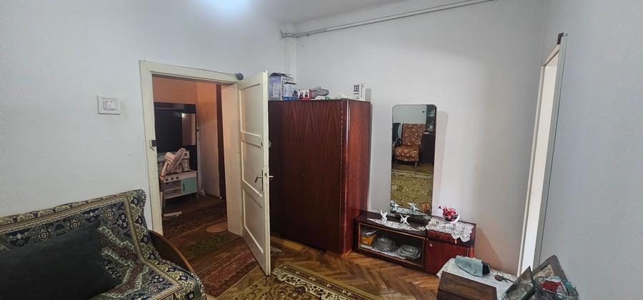 Vand apartament la casa,2 camere situat in zona Piata Cibin pe str.Darstelor et1 - 4