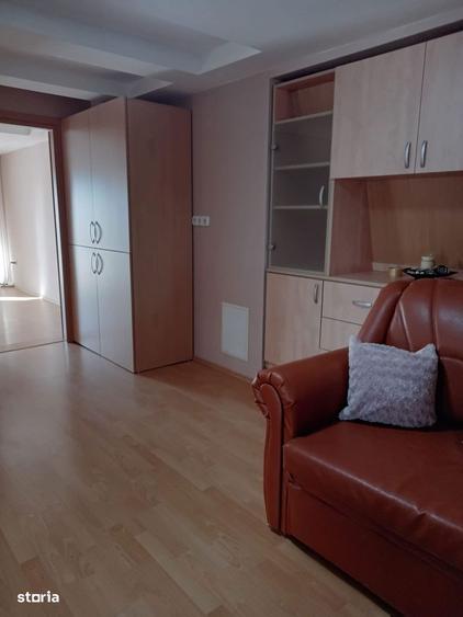 Casa spatioasa cu etaj si teren generos, zona urbana - 8