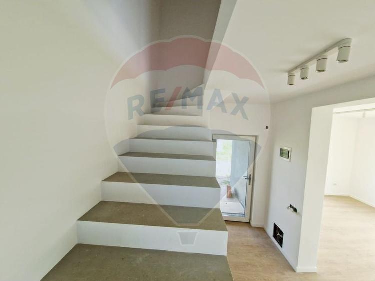 Casă / Vilă - 132,5 mp  , teren - 264 mp  / zona Cârcea - 12