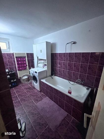 Vanzare- Casa spatioasa cu doua etaje, doua garaje si un foisor. - 1