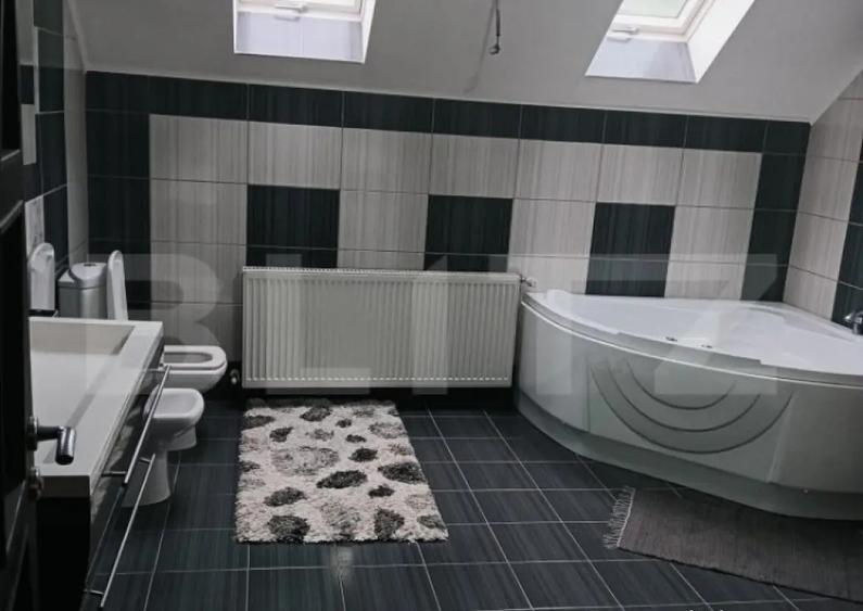 Casa individuala cu 5 camere, 240 mp, 12,8 ari teren, zona - 4