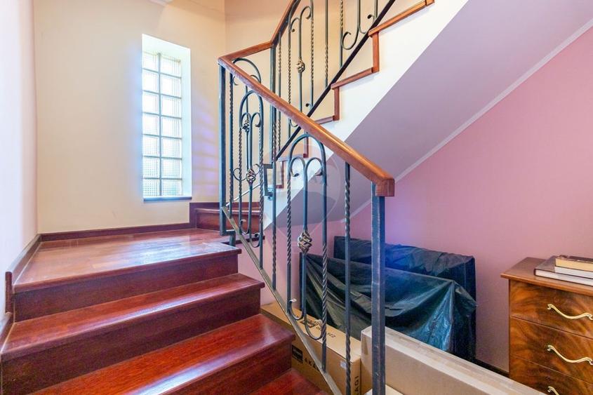 Casă individuală cu 7 camere cu Teren 3249 Mp în Central