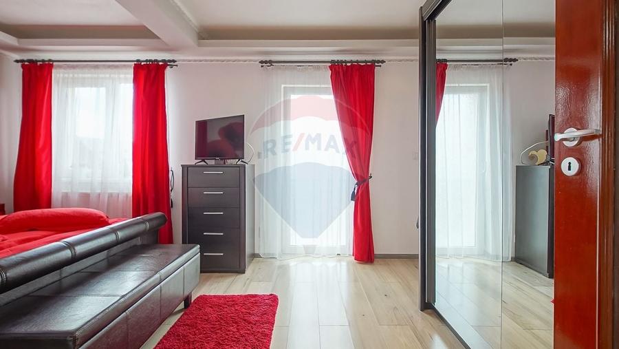 Casă individuală cu 9 camere cu Teren 377 Mp în Nord