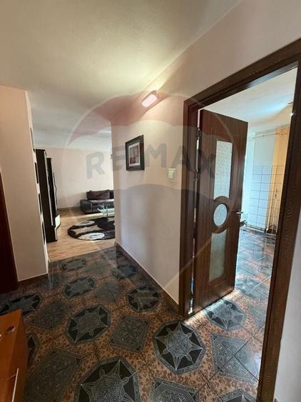 Apartament cu 3 camere de închiriat în zona Lapus - 11