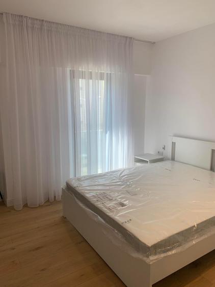 Apartament cu 3 camere semidecomandat, mobilat în P-ța Victoriei