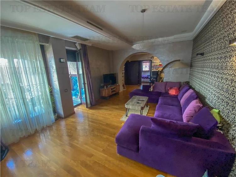 Casă individuală cu 20 camere cu Canalizare în Central