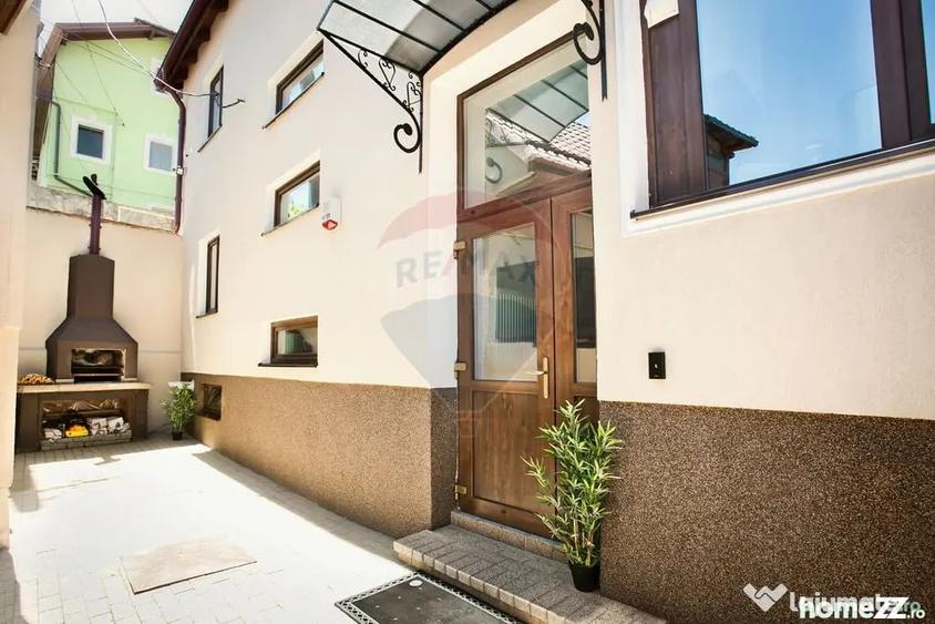Casă cu 7 camere cu Teren 142 Mp în Centrul Istoric