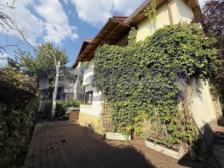Casă individuală cu 6 camere cu Piscina în Central