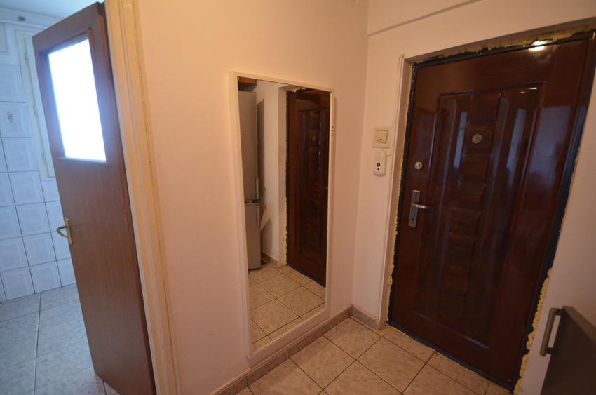 Apartament cu 3 camere semidecomandat în P-ța Muncii