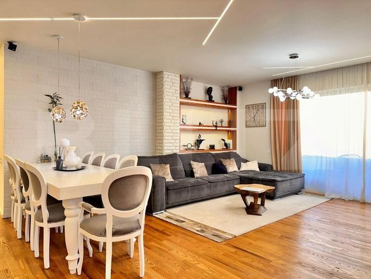 Penthouse cu 4 camere semidecomandat, mobilat în Bună Ziua