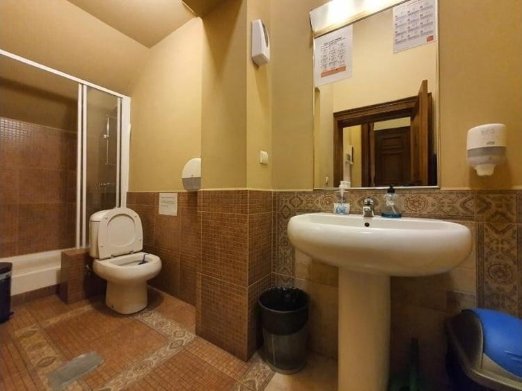 Casă cu 17 camere cu Garaj în P-ța Romană