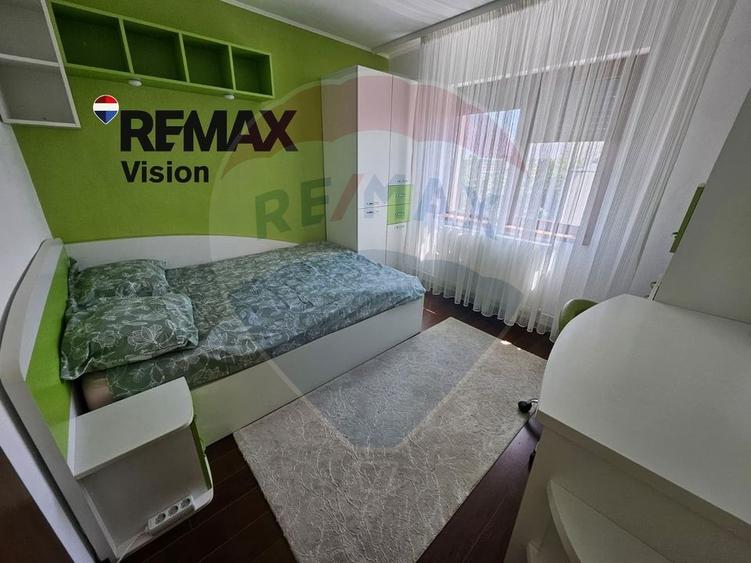 Apartament cu 3 camere semidecomandat în Rovine