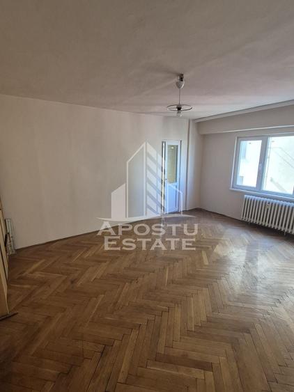 Apartament cu 3 camere decomandat în Lipovei