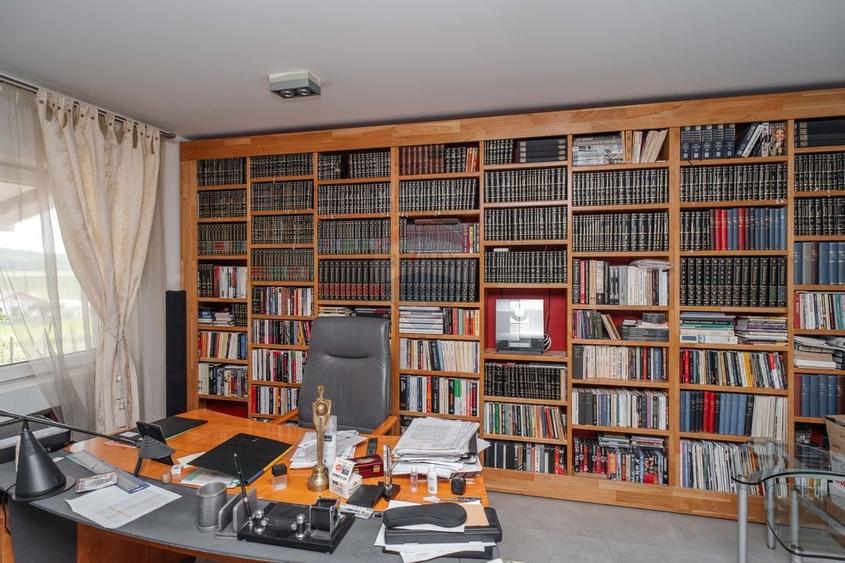 Casă / Vilă cu 10 camere, de vânzare. Todireni, Botoșani. - 16