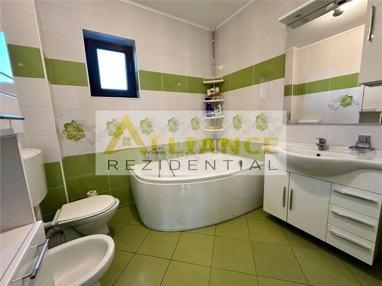 Casă individuală cu 5 camere cu Canalizare în Sud