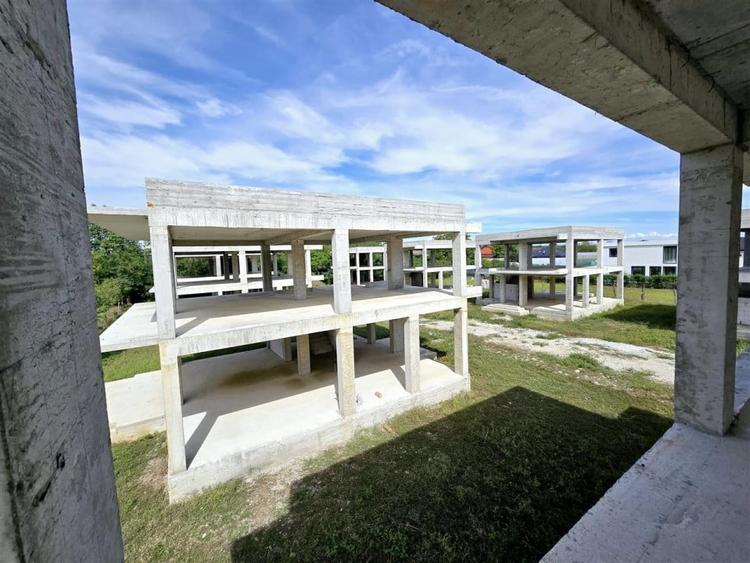 Ansamblu 8 case la structura, 3298mp teren, autorizatie valabila - 9