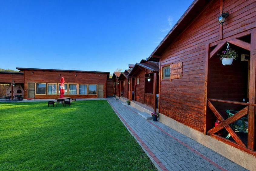 Casă individuală cu 8 camere cu Canalizare în Central