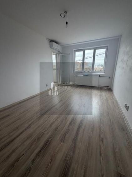 Apartament cu 3 camere decomandat în Titan